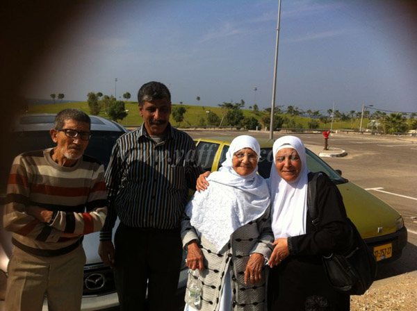 بالصور: الحاجة "أم عيسى خيمل" تلتقي بوالدتها في يافا بعد انقطاع دام لأكثر من 20 عاماً